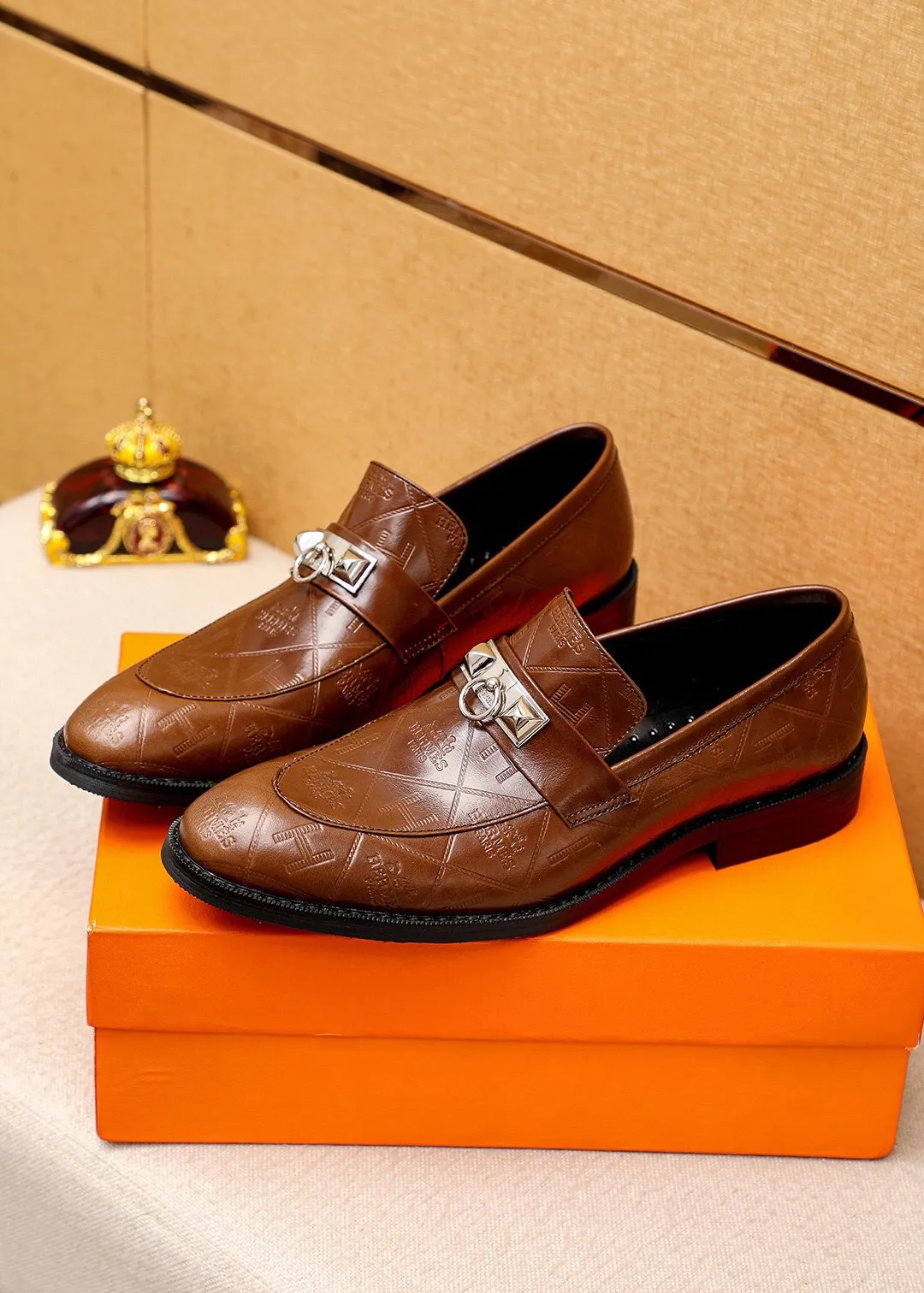 Men's shoes 💰480 💐 Product trademark: HERMES "Hermès" casual leather shoes Regular size: 38-44 (45🉑️customized) Product materials: Selected imported first-layer calfskin embossed upper + classic hardware buckle, imported water-dyed 🐂 cowhide lining. Strong three-dimensional visual effect, non-slip and wear-resistant combination outsole Color: 2⃣️colors available